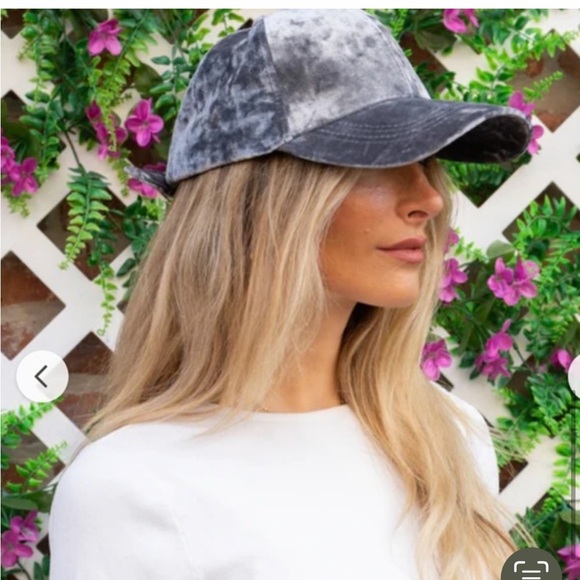 DAVID & YOUNG CRUSHED VELVET
BASEBALL CAP BLACK OS - Picture 2 of 11